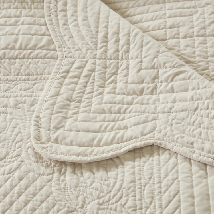 Oversized Quilted Throw with Scalloped Edges White 60x72"