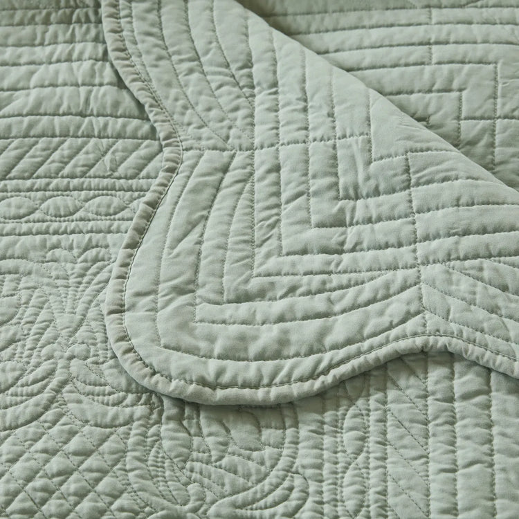 Oversized Quilted Throw with Scalloped Edges White 60x72"