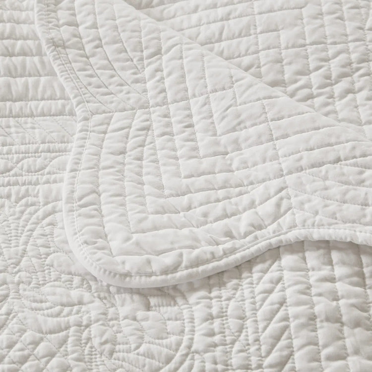 Oversized Quilted Throw with Scalloped Edges White 60x72"